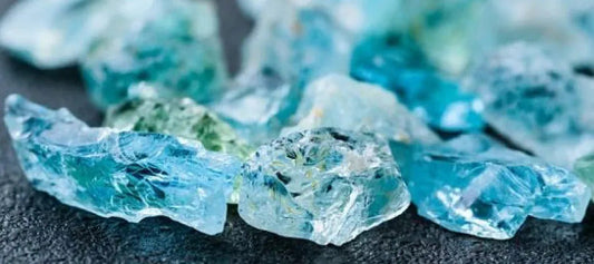 Akuamarin Taşı Nedir? Özellikleri, Faydaları ve Astrolojik Etkileri