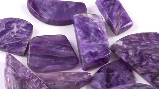 Çeroit (Charoite) Taşı: Anlamı, Özellikleri, Faydaları ve Burçlarla Uyumu