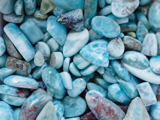 Larimar Taşı: Mavi Huzurun ve Denge Enerjisinin Taşı