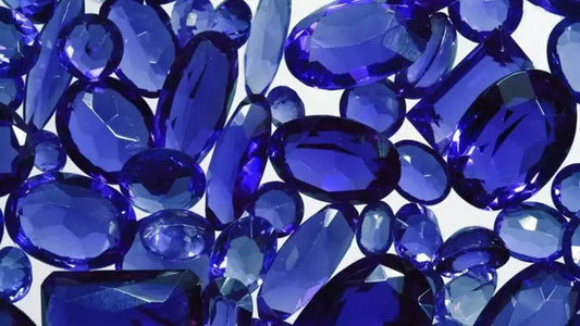 Safir Taşı (Sapphire) Nedir? Özellikleri, Faydaları ve Burçlara Etkisi