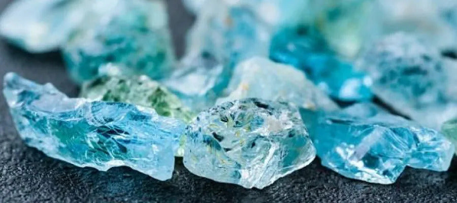 Akuamarin Taşı Nedir? Özellikleri, Faydaları ve Astrolojik Etkileri