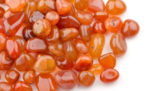 Karnelyan (Kırmızı Akik) Taşı: Yaratıcılığın, Tutkunun ve Dişil Enerjinin Gücü