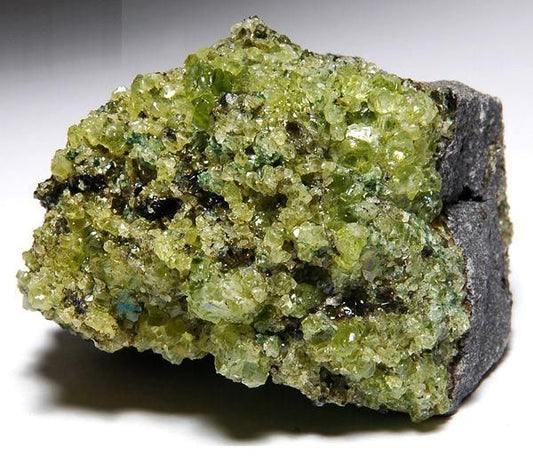 Peridot Doğal Taşı: Anlamı, Faydaları ve Kullanım Alanları